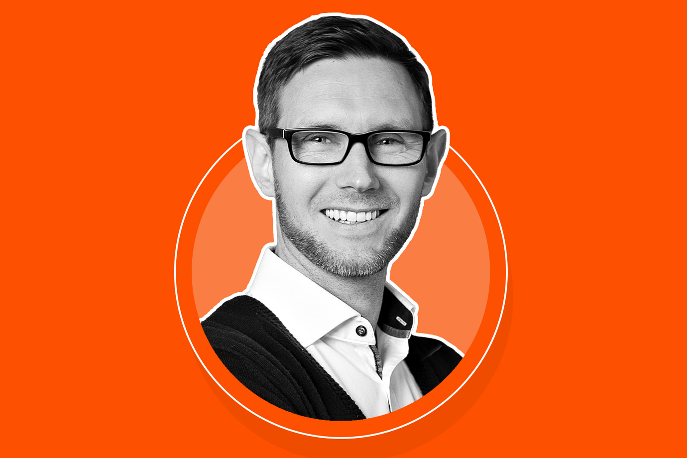 Portrait von Dr. Thomas L&uuml;bbeke auf orangem Hintergrund