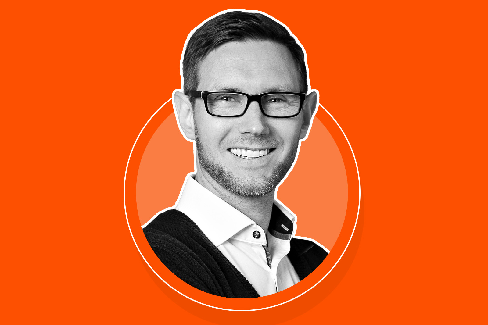 Portrait von Dr. Thomas L&uuml;bbeke auf orangem Hintergrund