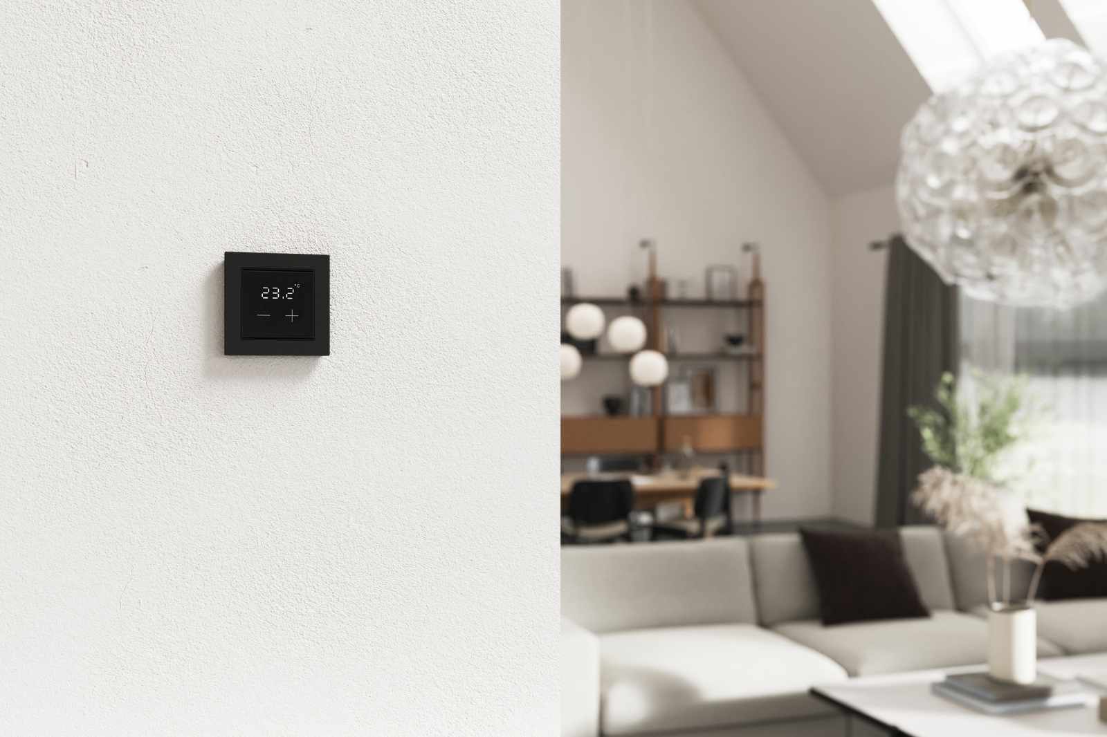 Raumtemperaturregler Cala T 101 KNX sec in schwarz an der Wand montiert vor modernem Wohnzimmer